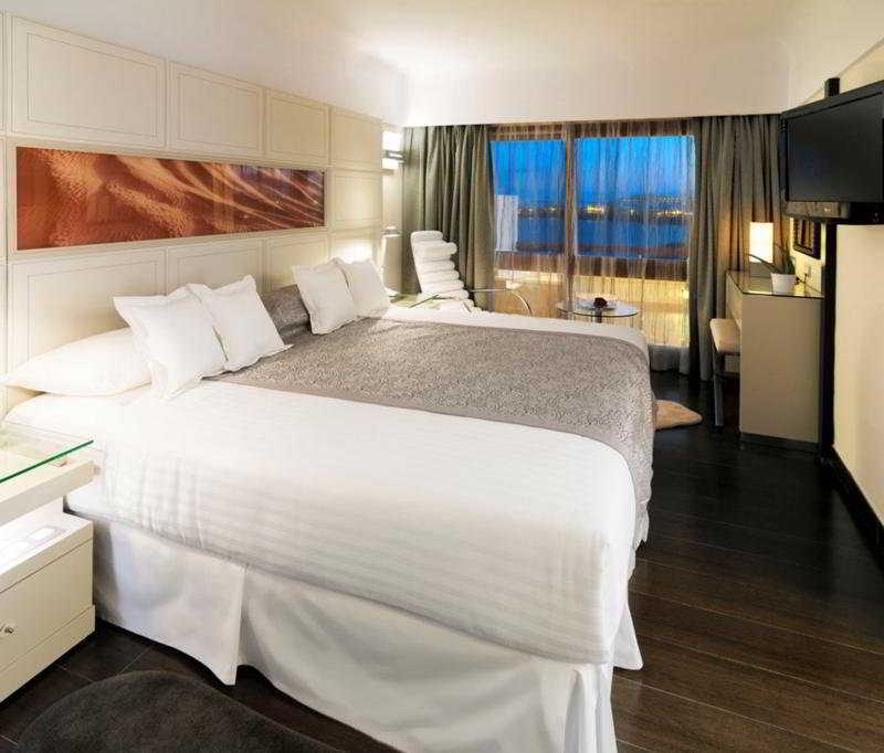 Room
Room
di Melia Salinas