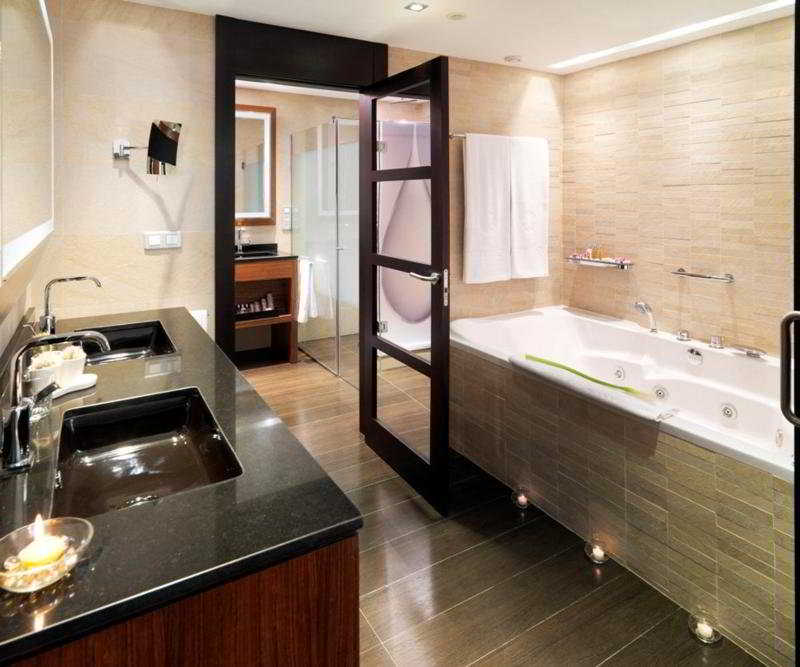 Room
Room
di Melia Salinas