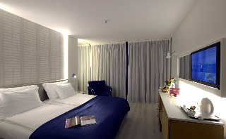 Room
Room
di Four Views Monumental