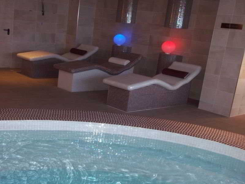 Sports and Entertainment
Sports and Entertainment
di Peñiscola Palace