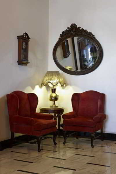 Lobby
Lobby
di Cecil Alexandria