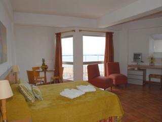 Room
Room
di Dorisol Florasol