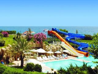 Sports and Entertainment
Sports and Entertainment
di Queen's Park Le Jardin