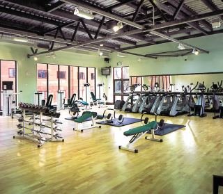 Sports and Entertainment
Sports and Entertainment
di Royal Court