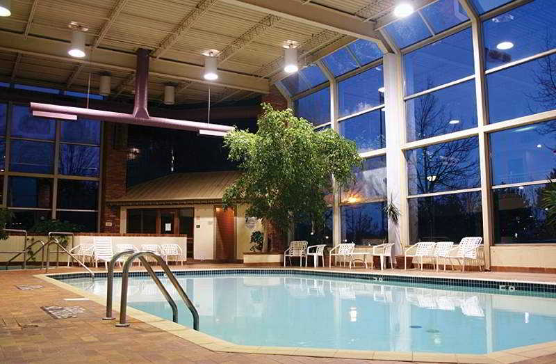 Pool
 di Howard Johnson Inn & Suites-Toronto East
