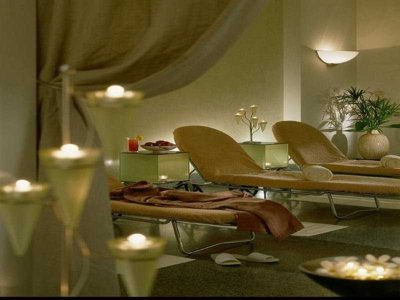 Sports and Entertainment
Sports and Entertainment
di Four Seasons