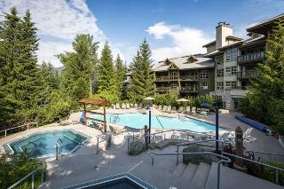 Pool
 di The Coast Blackcomb Suites at Whistler