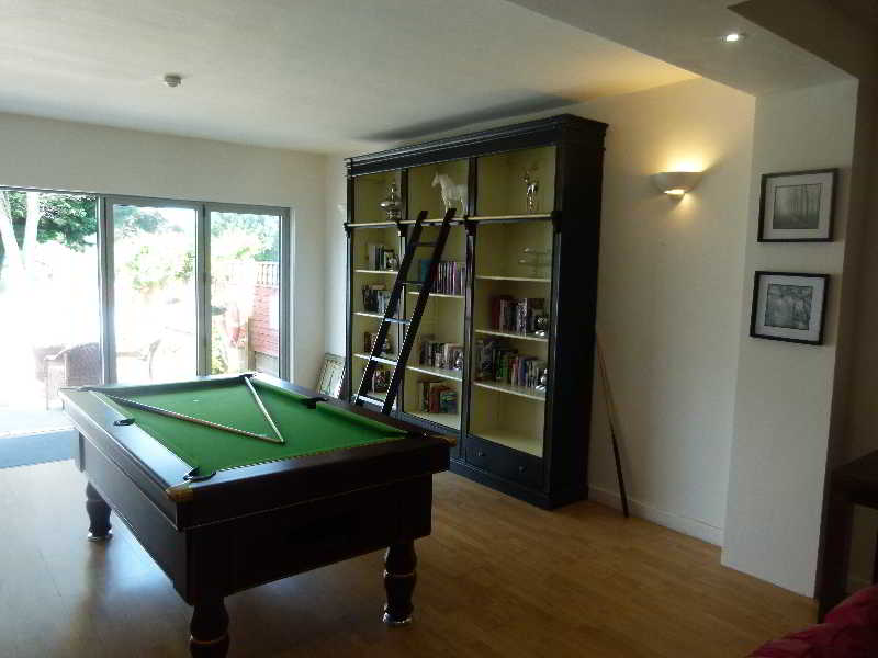 Sports and Entertainment
Sports and Entertainment
di Beachcombers Hotel