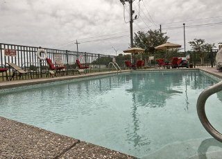 Pool
 di Comfort Inn Landmark