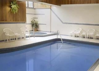 Pool
 di Comfort Hotel & Suites Peterborough