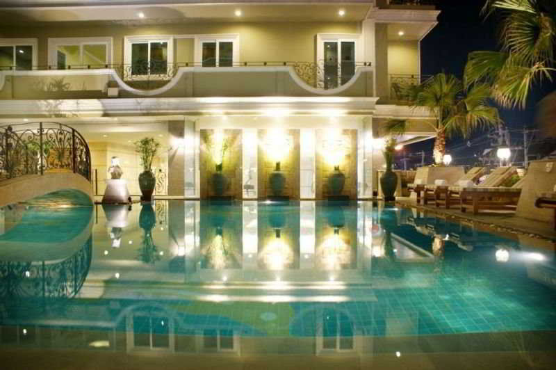 Pool
 di LK Royal Suite