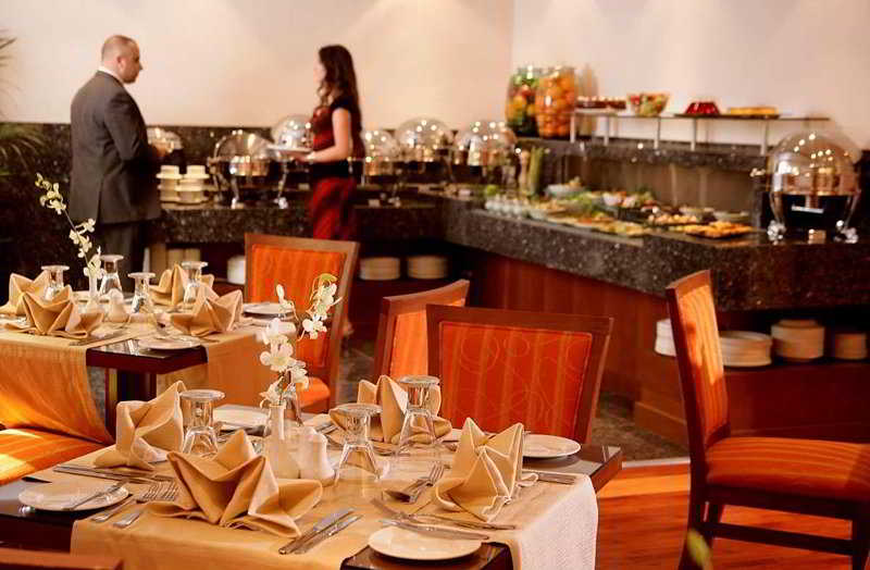Restaurant
 di Al Rawda Rotana Suites