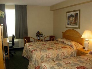Room
 di Monte Carlo Inn Toronto West Suites