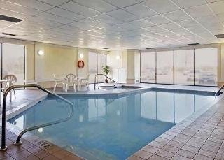 Pool
 di Quality Inn & Suites Airport Toronto