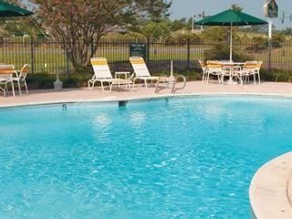 Pool
 di La Quinta Inn & Suites Baton Rouge Seigan Lane