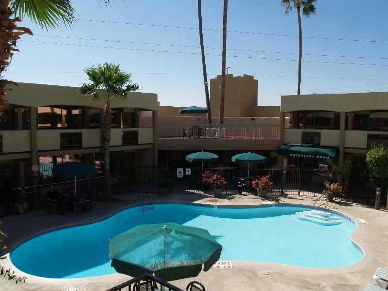 Pool
 di Motel 6 Glendale Inn & Suites 