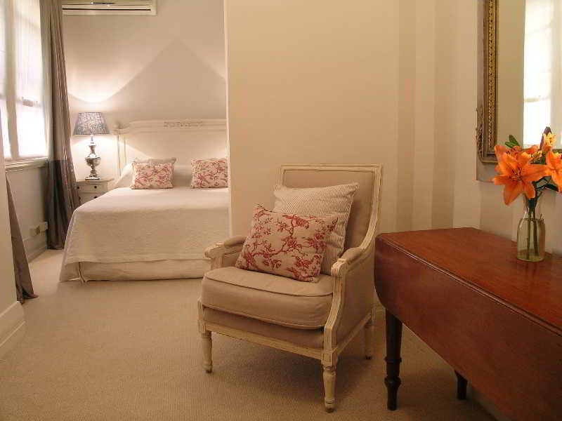 Room
 di The Russell - A Boutique Hotel