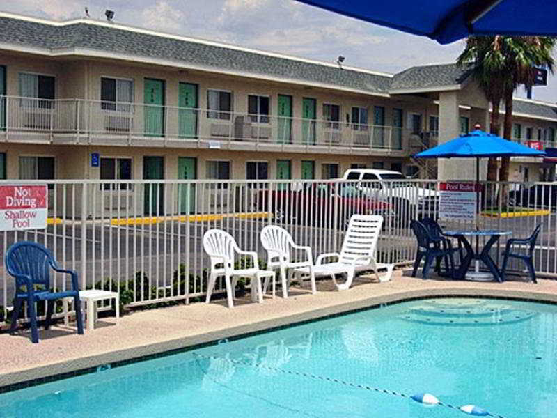 Pool
 di Motel 6 Phoenix Airport 24th Street