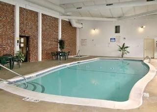 Pool
 di Clarion Inn & Suites