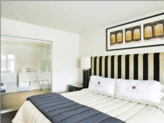 Room
Room
di Chateau Marlborough