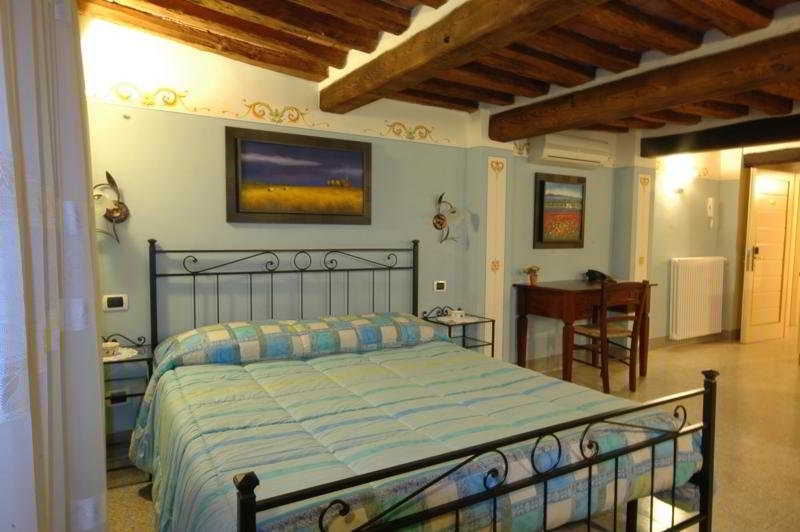 Room
Room
di Antica Residenza Del Gallo