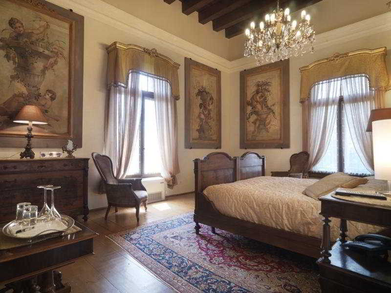 Room
Room
di Relais Castello Bevilacqua