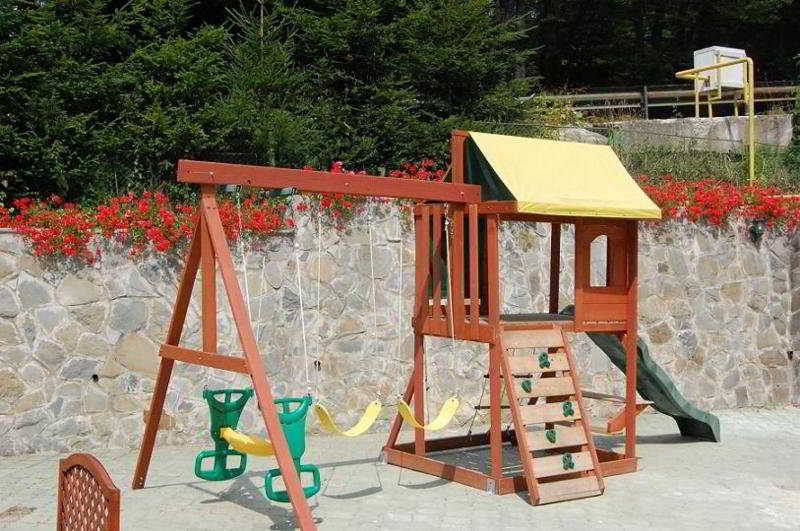 Sports and Entertainment
Sports and Entertainment
di Rina Tirol