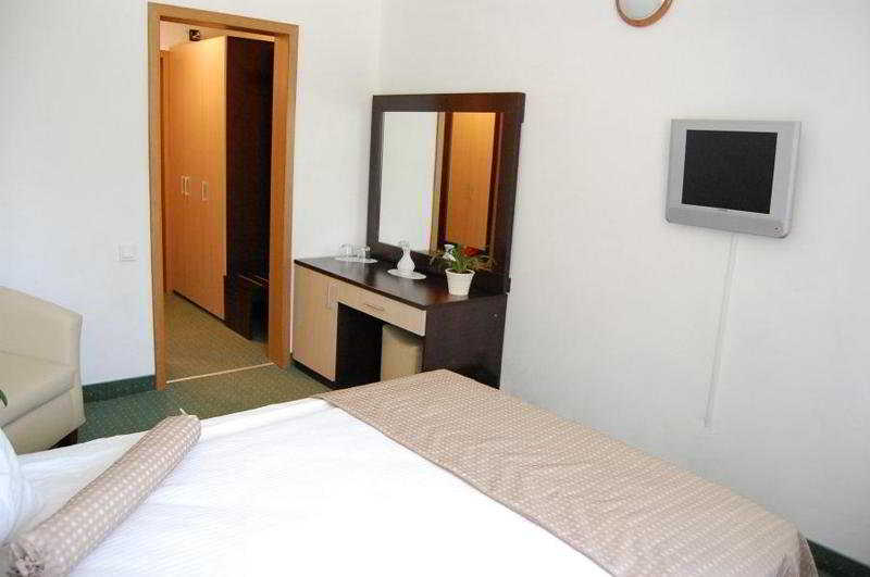 Room
Room
di Rina Tirol