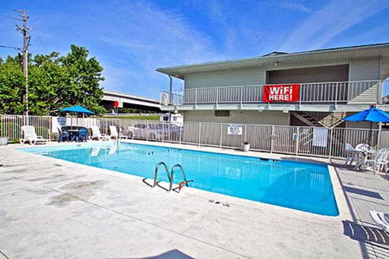 Pool
 di Motel 6-Charleston