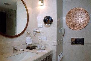 Room
Room
di The Metropole Hotel