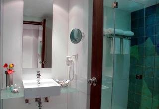 Room
Room
di The Metropole Hotel