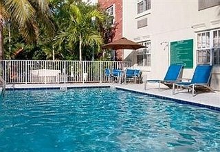 Pool
 di Towne Place Suites Miami Lakes