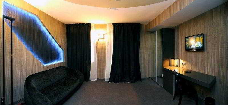 Room
Room
di Plaza V Executive Hotel