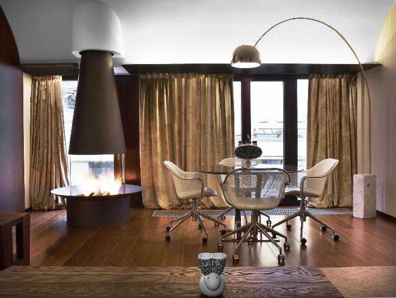 Room
Room
di W St. Petersburg