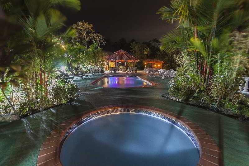 Bar
Bar
di Green Lagoon Falls Park Lodge