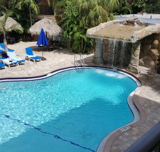 Pool
 di Coconut Cove Suites
