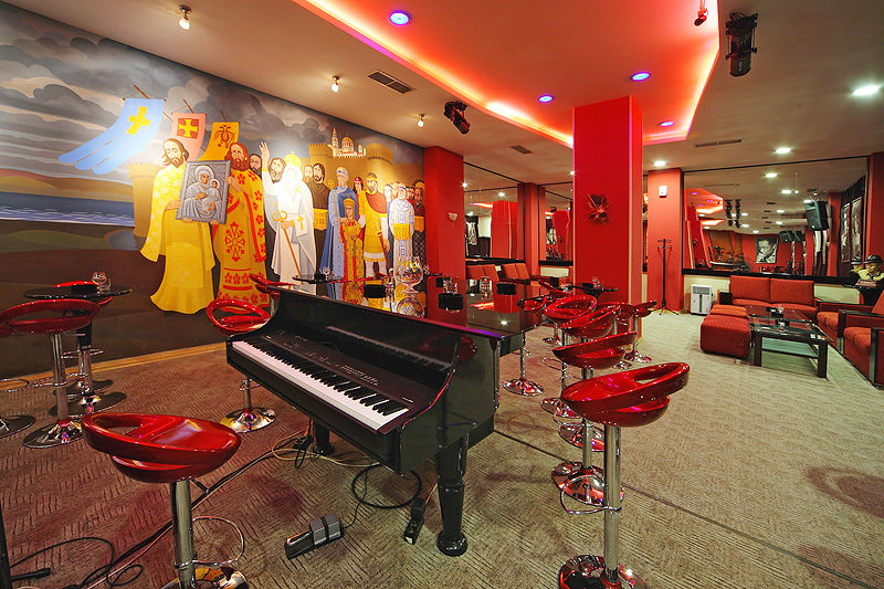 Sports and Entertainment
Sports and Entertainment
di Bolyarski Meridian