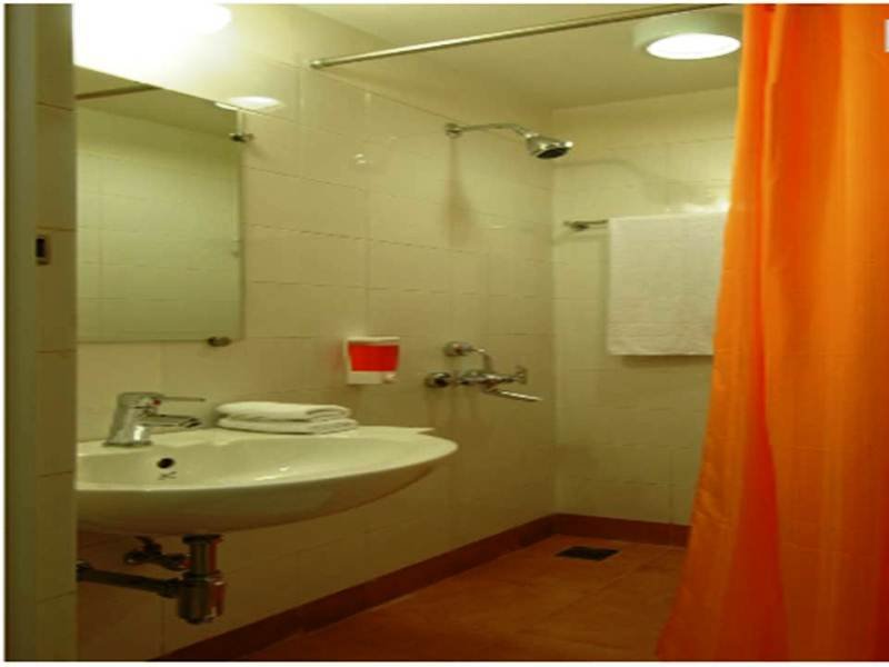 Room
Room
di GINGER BHUBHANESWAR