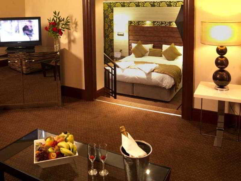 Room
Room
di The Cheltenham Chase