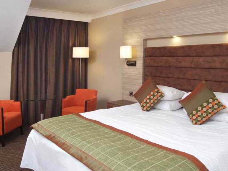 Room
Room
di The Cheltenham Chase
