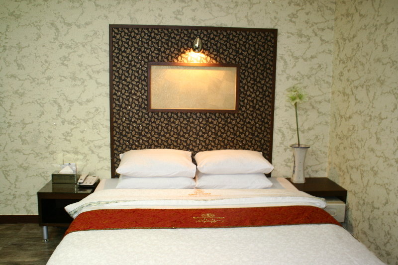 Room
Room
di Amour & Symphony