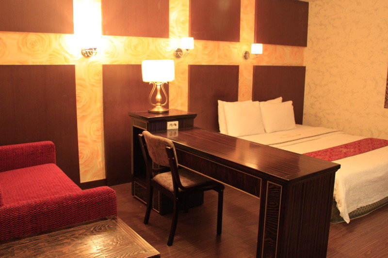 Room
Room
di Amour & Symphony