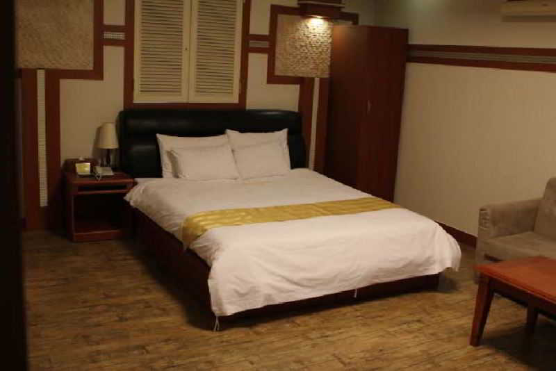 Room
Room
di Amour & Symphony