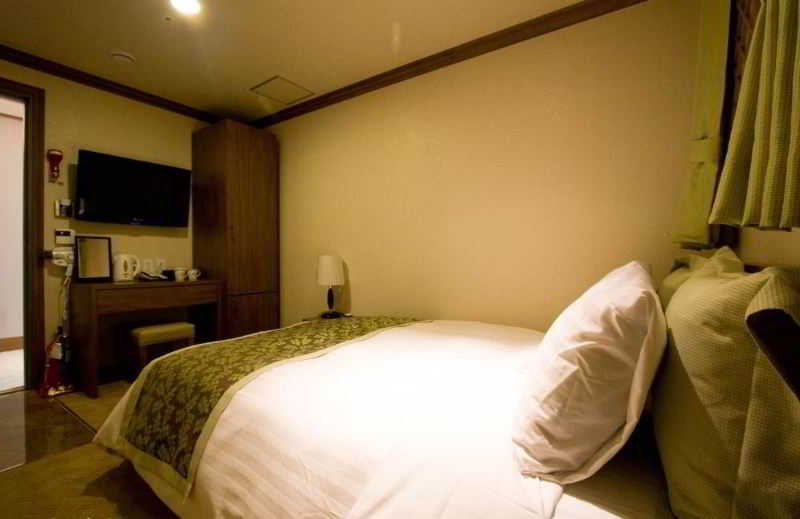 Room
Room
di Amour & Symphony