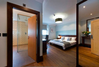 Room
Room
di The Claremont