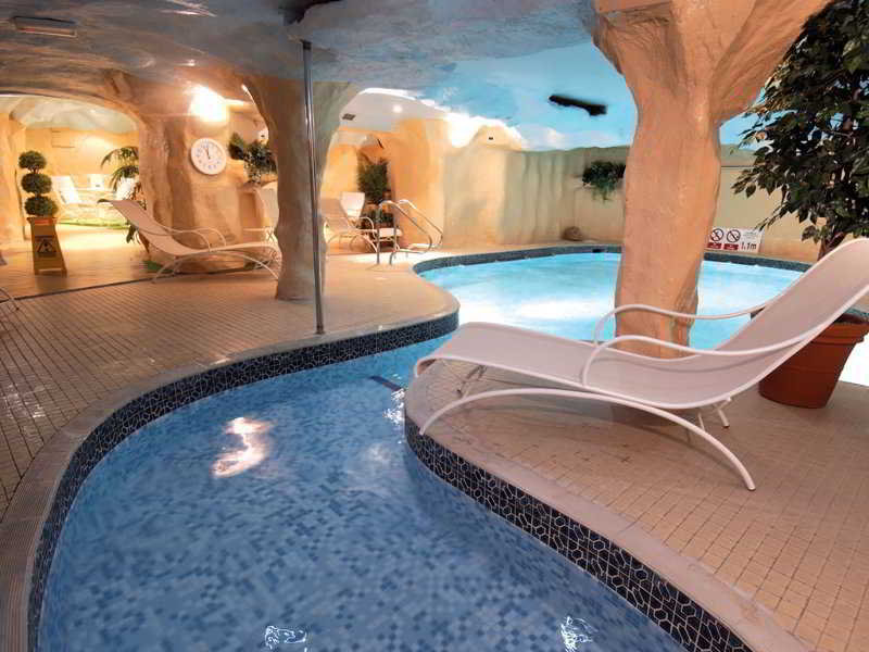 Sports and Entertainment
Sports and Entertainment
di The Royal Hotel Scarborough