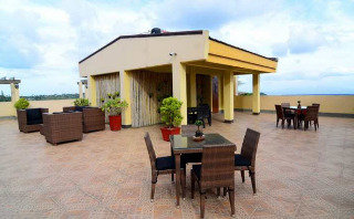 Sports and Entertainment
Sports and Entertainment
di Lee Boutique