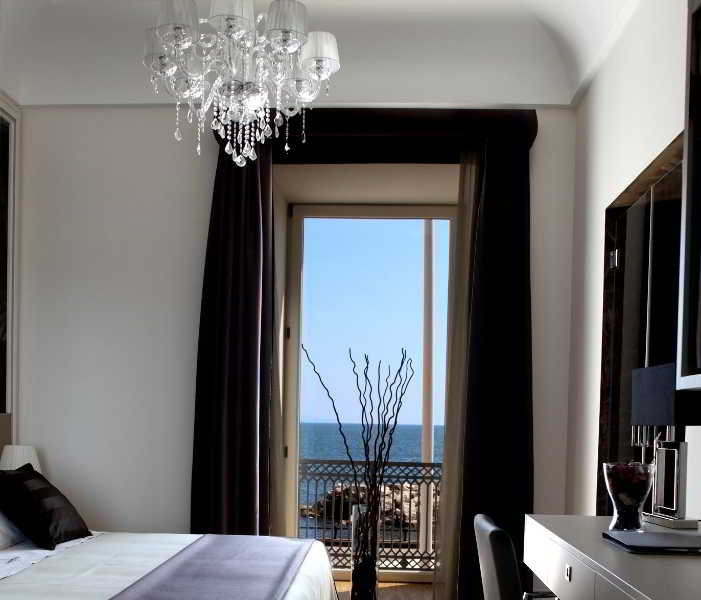 Room
Room
di Partenope Relais