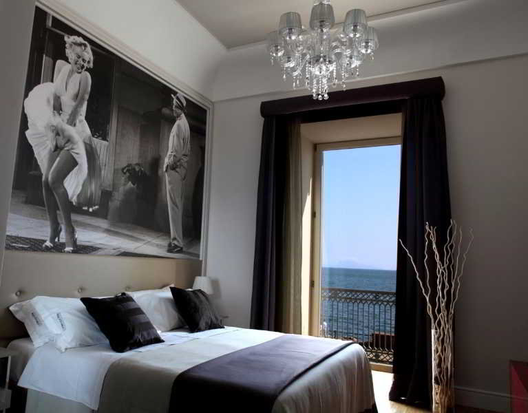 Room
Room
di Partenope Relais