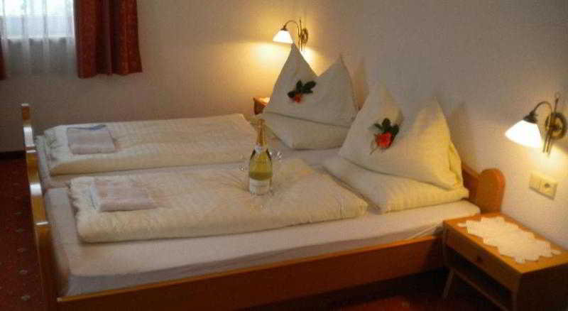 Room
Room
di Könighaus